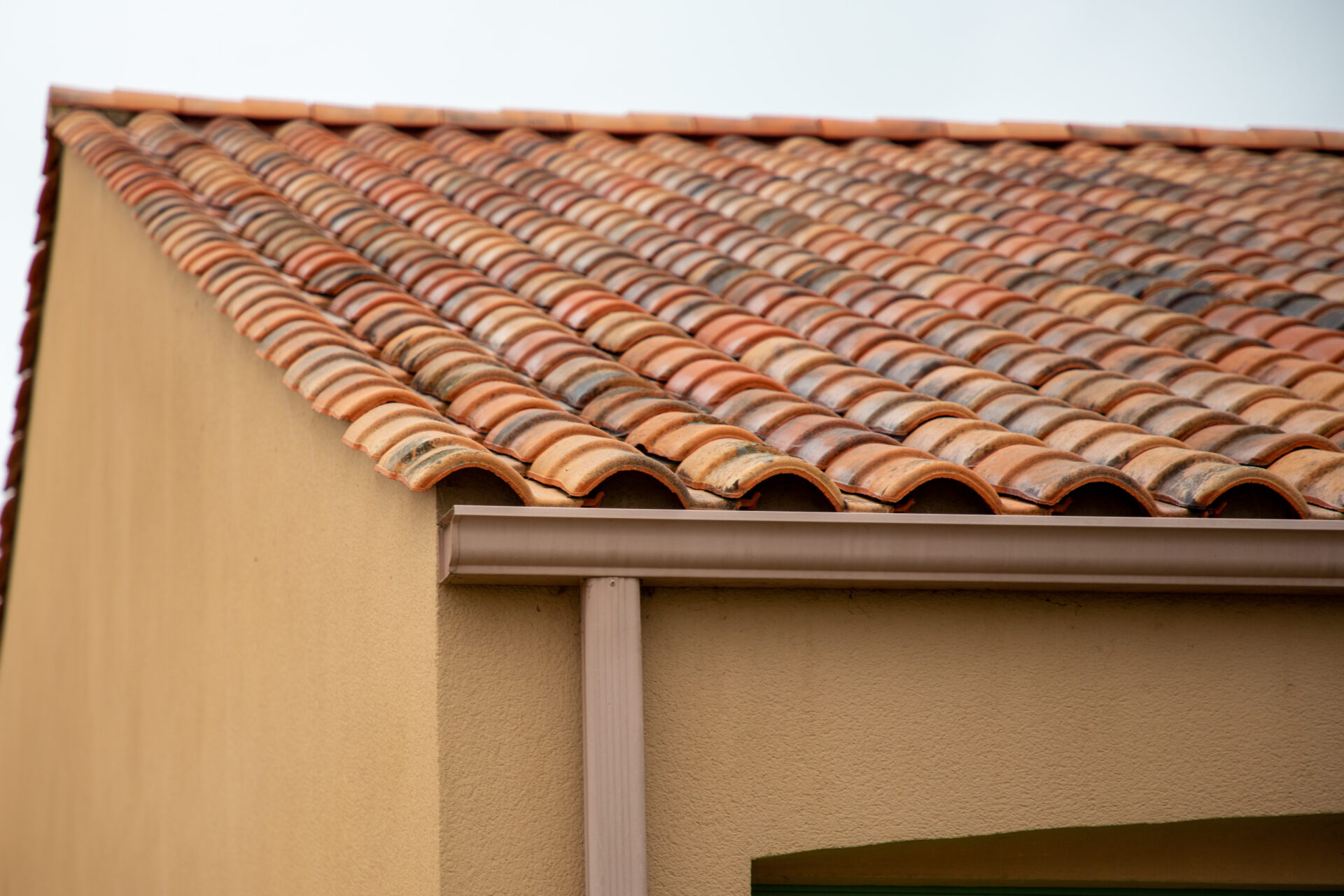 Chéneaux de Toiture : Matériaux, Raccords et Entretien Essentiels