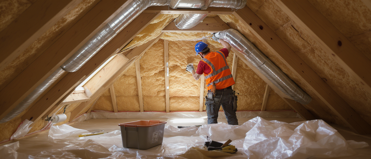 découvrez les avantages de la ouate de cellulose, son coût fourni et posé, ainsi que les points de vigilance à connaître pour une isolation écologique et efficace.