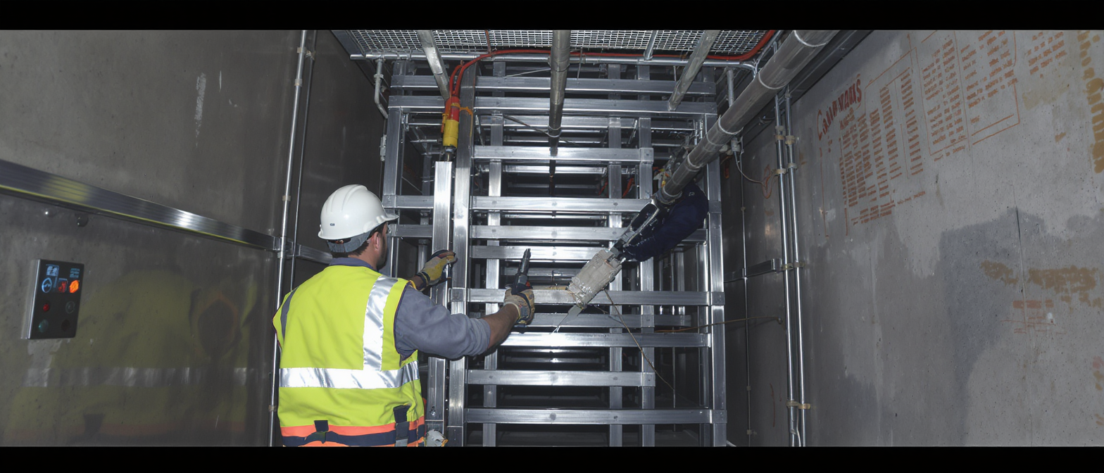 découvrez pourquoi choisir une modernisation modulaire d'ascenseur est avantageux, avec des éléments factuels et des exemples concrets pour optimiser sécurité et performance.