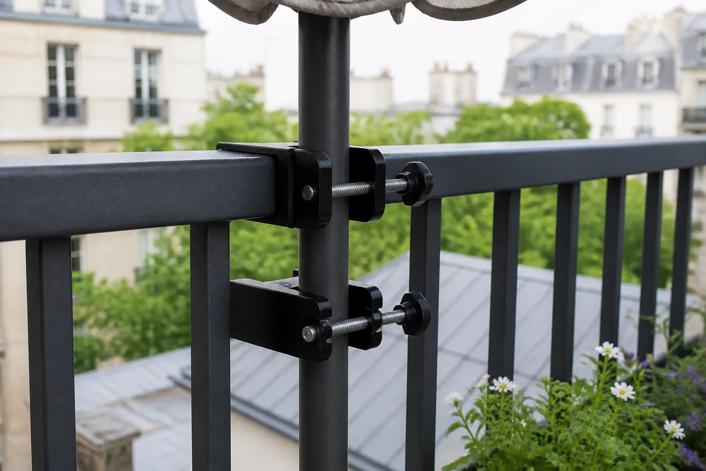 Fixation à deux points d’un mât de parasol sur une rambarde métallique