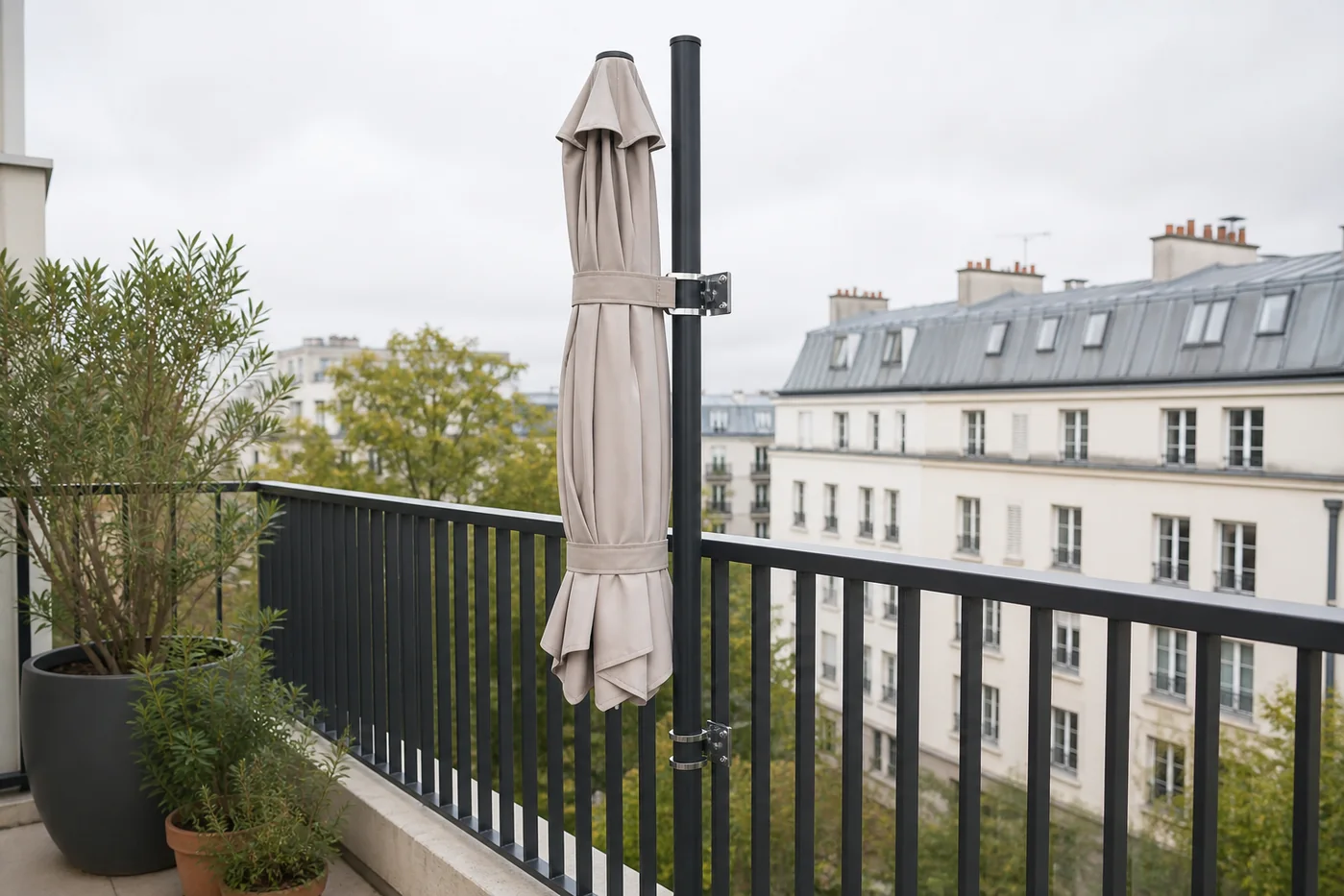 Parasol fermé et sanglé sur un balcon avec deux points de fixation
